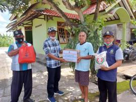 PENYERAHAN BANTUAN PAKET SEMBAKO UNTUK KELUARGA POSITIF COVID-19